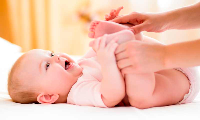 Cómo dar un masaje al bebé para combatir el estreñimiento