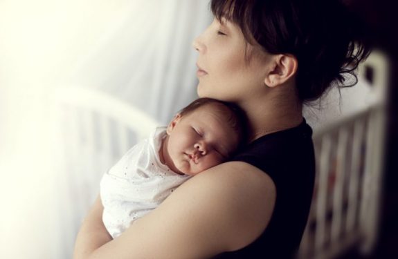 ¿Qué hacer si el bebé no quiere dormir en la cuna?