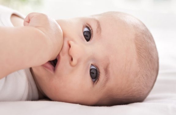 ¿Por qué el bebé se mete el puño en la boca después de comer?
