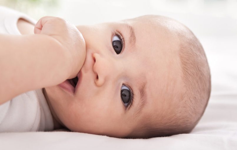 ¿Por qué el bebé se mete el puño en la boca después de comer?