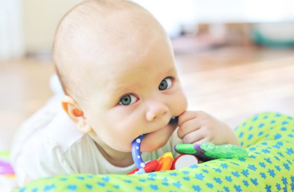 ¿Por qué el bebé se mete cosas en la boca?