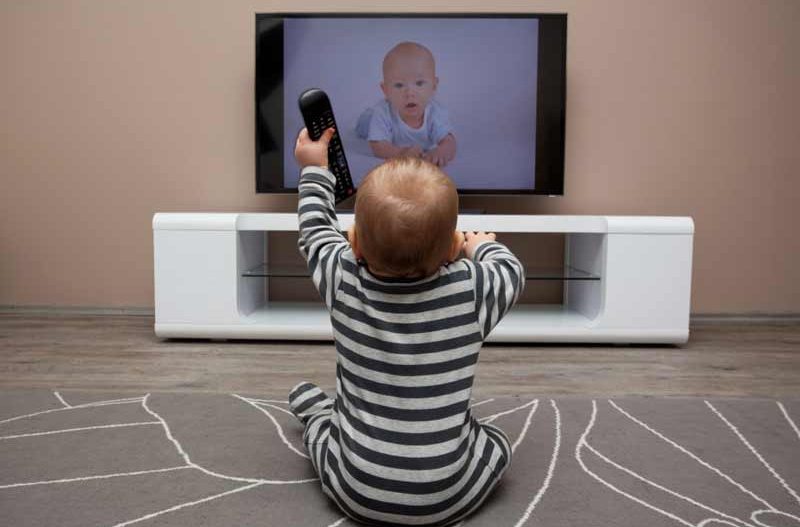 ¿A partir de qué edad un bebé puede ver la televisión?