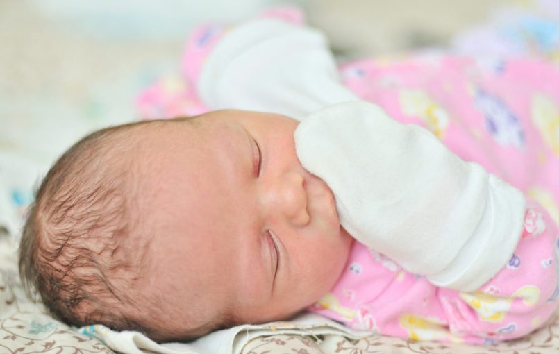 ¿Son necesarias las manoplas para los recién nacidos?