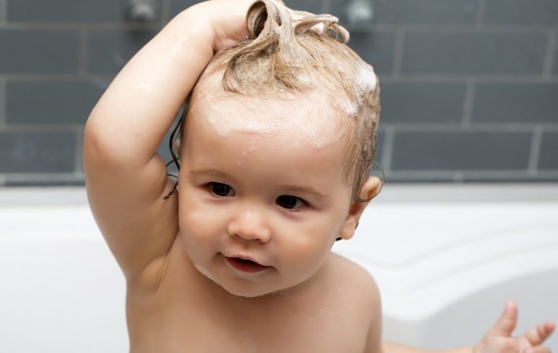 ¿Cuándo le sale el pelo definitivo a los bebés?