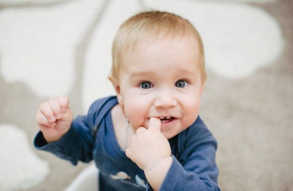 ¿Es normal que al bebé le sangren las encías durante la dentición?