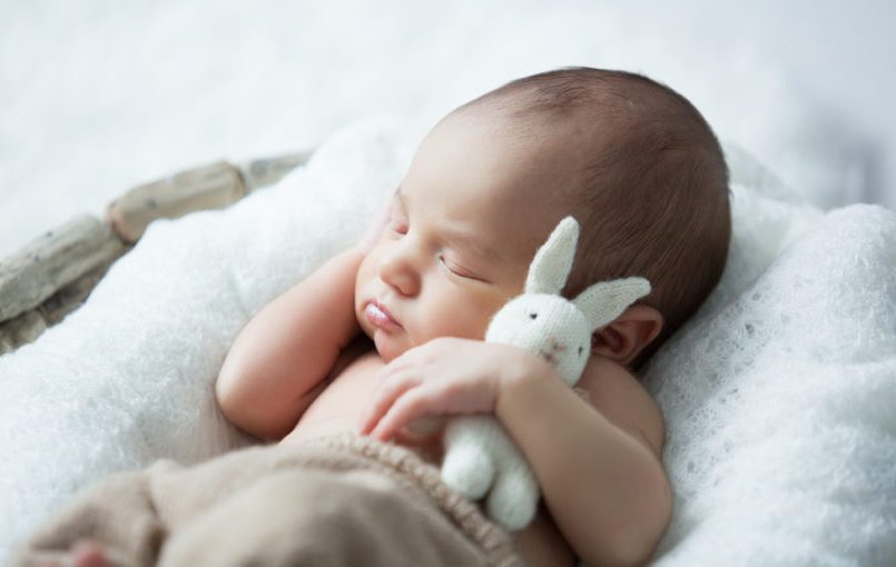 ¿Por qué el bebé tiene sobresaltos mientras duerme?