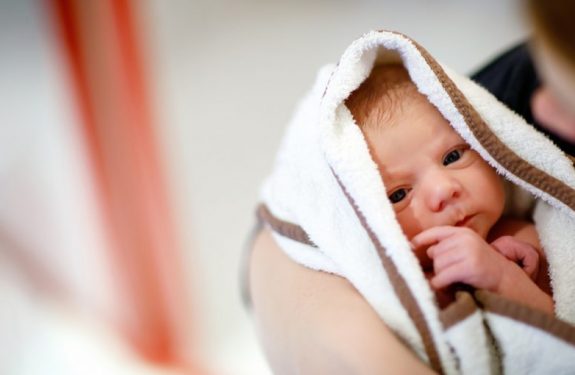 ¿Puedo pedir la baja maternal si mi bebé está en la incubadora?