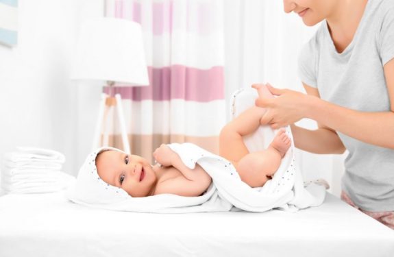 ¿Cada cuánto debo bañar al bebé prematuro?