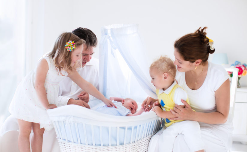 Lo que debes tener en cuenta para visitar a un recién nacido