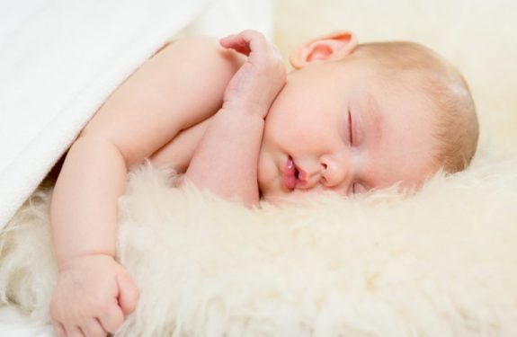 Posturas para dormir al bebé después de comer