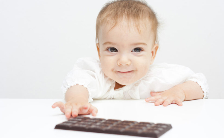 Dar de probar chocolate al bebé