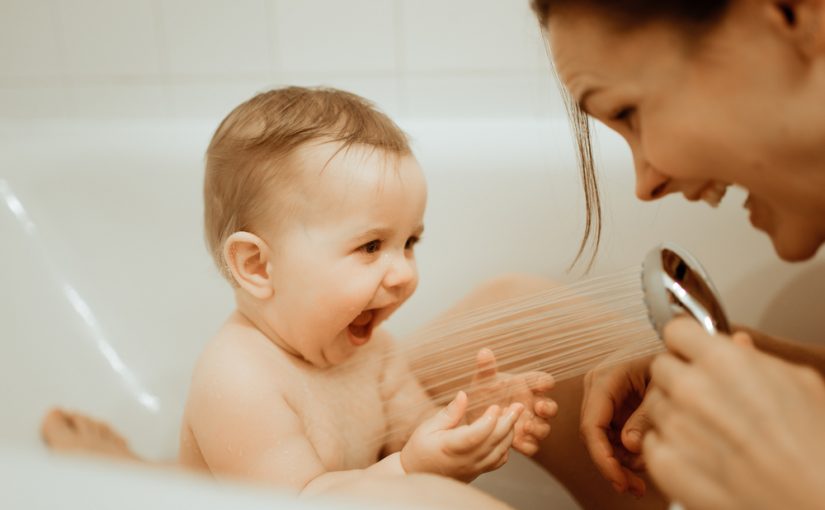 8 recomendaciones para ducharse o bañarse con el bebé